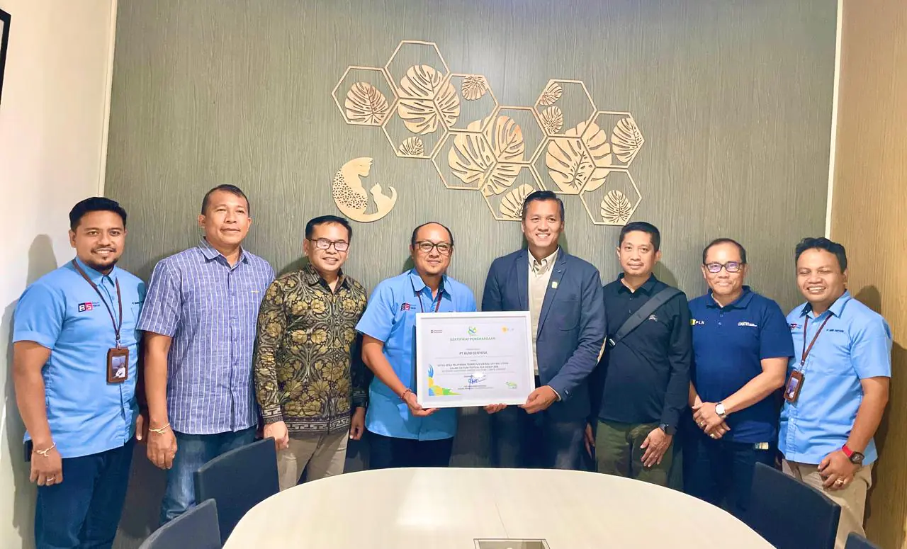 Manajemen PT Bumi Sentosa menyempatkan foto bersama manajemen PT PLN (Persero) UID Bali, usai acara penyerahan penghargaan kepada mitra strategis yang mendukung kinerja PT PLN (Persero) UID Bali.