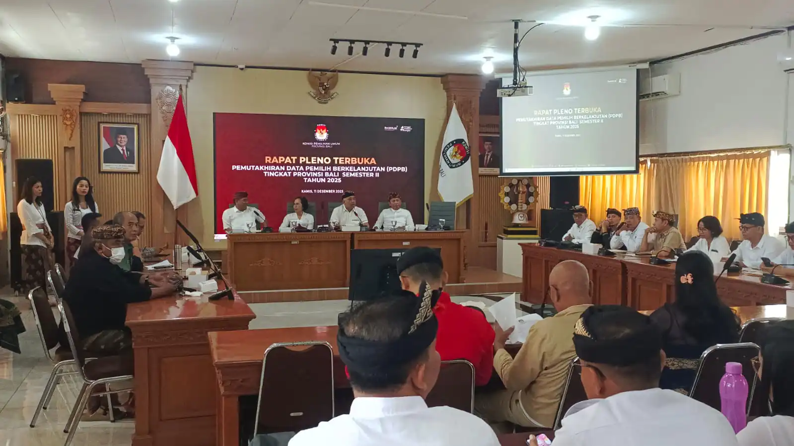 Rapat Pleno Terbuka Penetapan Pemutakhiran Data Pemilih Berkelanjutan (PDPB) Triwulan IV Tahun 2025 yang digelar di Ruang Rapat KPU Bali, Kamis (11/12/2025).