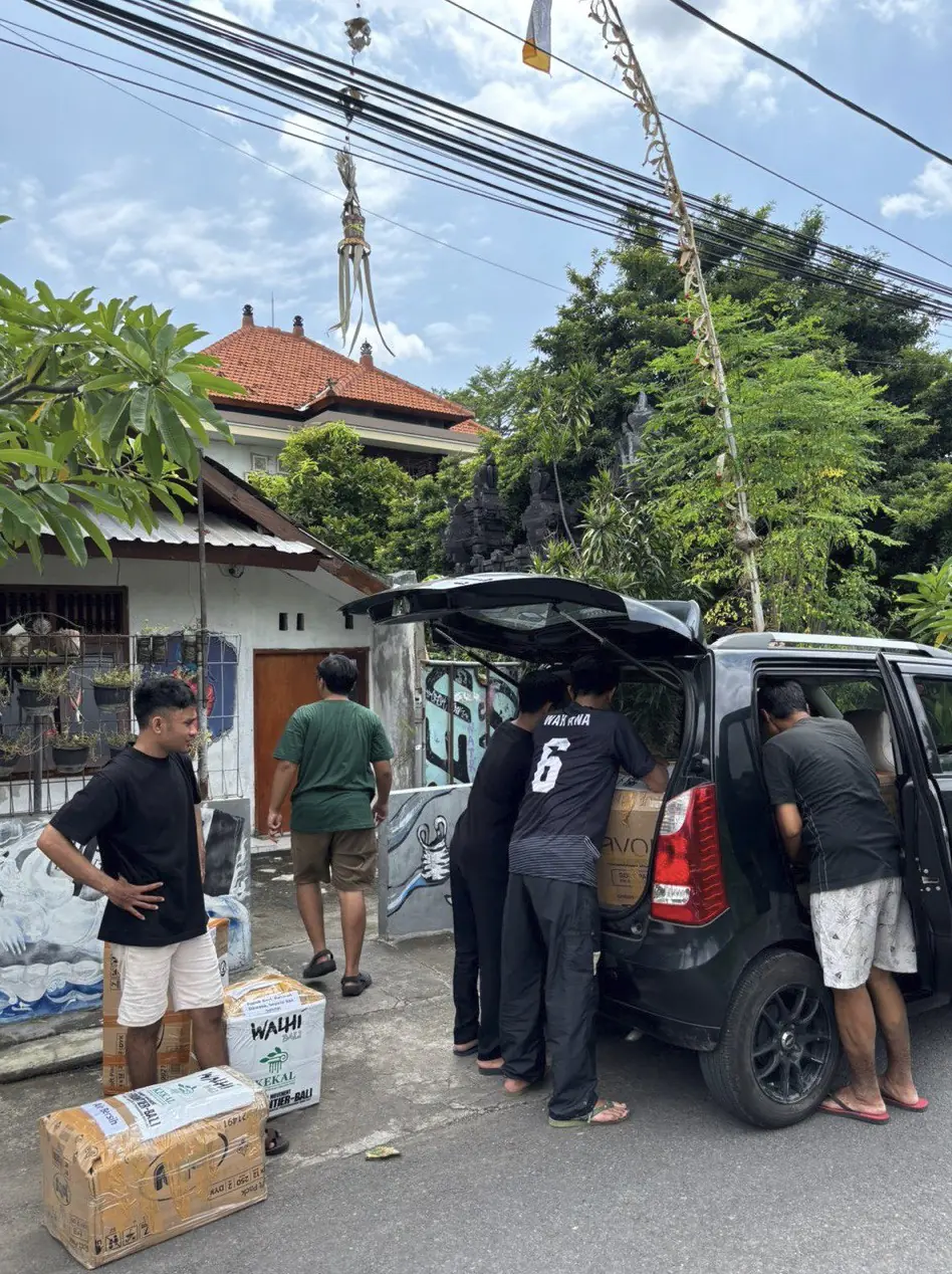 Sejumlah organisasi masyarakat sipil di Bali yang tergabung dalam Komite Kerja Advokasi Lingkungan Hidup (KEKAL) Bali, Front Demokrasi Perjuangan Rakyat (FRONTIER) Bali, serta Wahana Lingkungan Hidup Indonesia (WALHI) Bali menyalurkan bantuan kemanusiaan bagi warga terdampak bencana banjir dan tanah longsor di Pulau Sumatera.