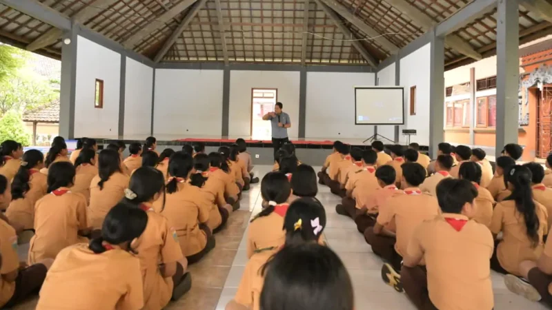 KPU Buleleng Sosialisasikan Pendidikan Demokrasi bagi Pemilih Pemula di SMAN 2 Gerokgak