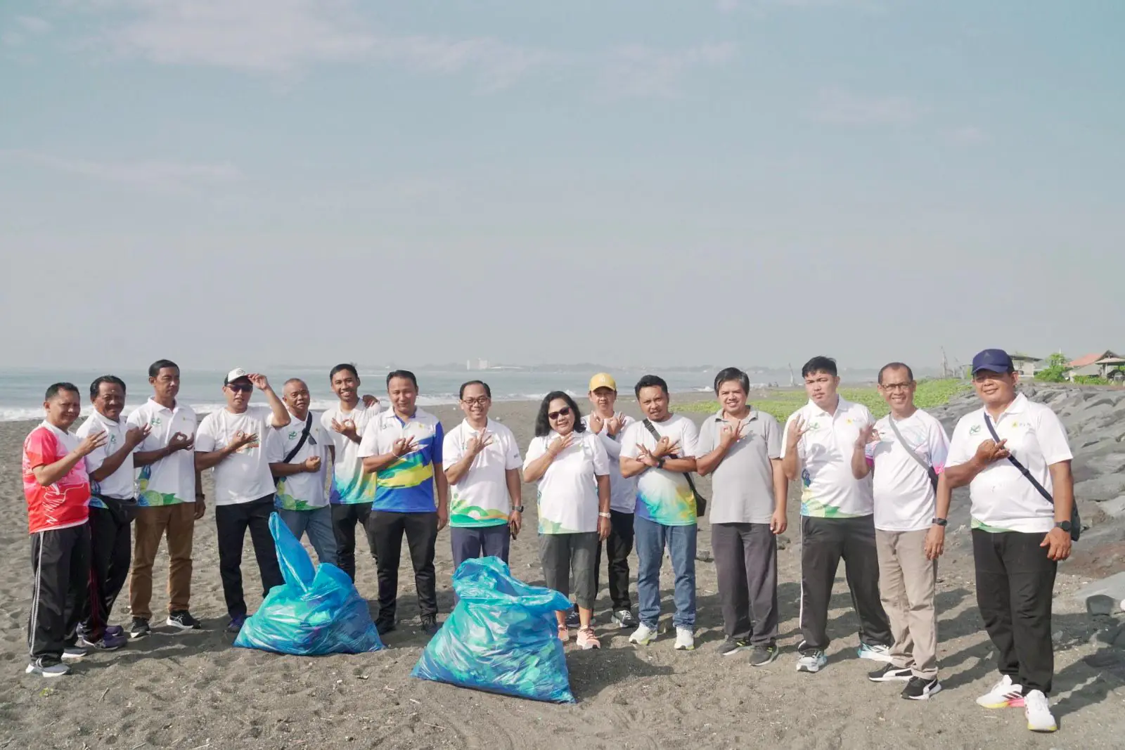 PLN UP2D Bali Gelar Aksi Bersih Pantai Lembeng, Wujud Kepedulian Lingkungan untuk Kenyamanan Masyarakat dan Pariwisata Bali