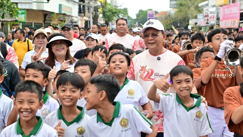 Awali Rangkaian HUT Ke-422 Kota Singaraja, Sutjidra-Supriatna Jalan Santai Bersama Ribuan Masyarakat