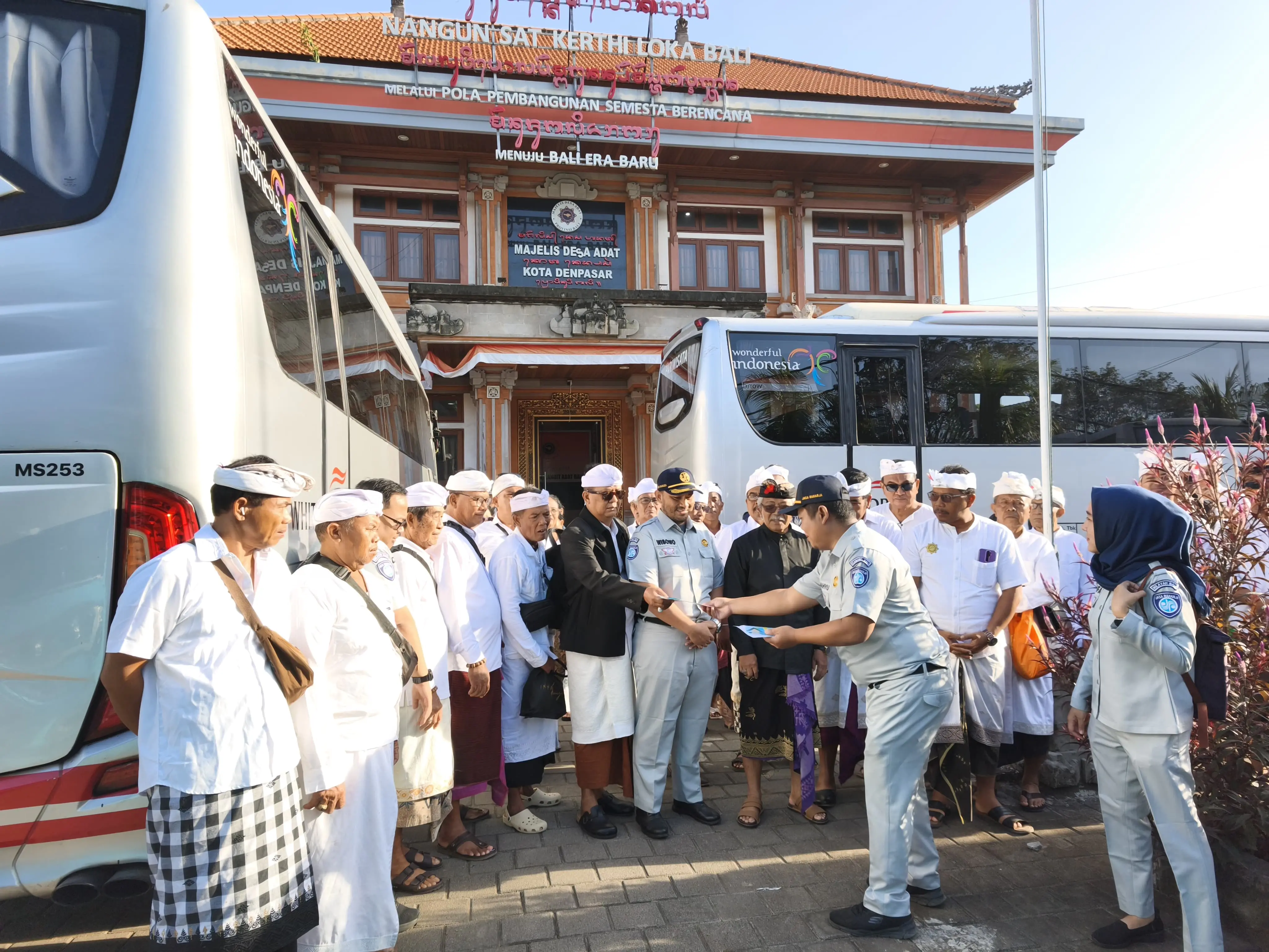 Majelis Desa Adat (MDA) Bali dan Jasa Raharja, Lepas Pemedek Tangkil Gratis Ke Pura Besakih