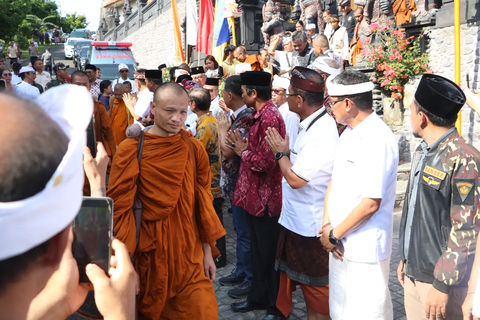 Bupati dan Wabup Buleleng Turut Lepas Perjalanan Para Bhikkhu dari Wihara Brahmavihara Arama