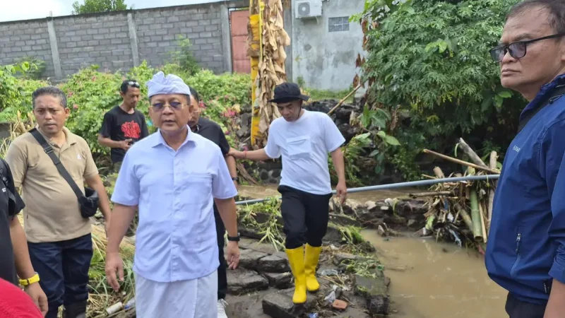 Tinjau Dampak Banjir di Baktiseraga, Bupati Sutjidra Tegaskan Sampah Jadi Masalah Utama Penyebab Banjir