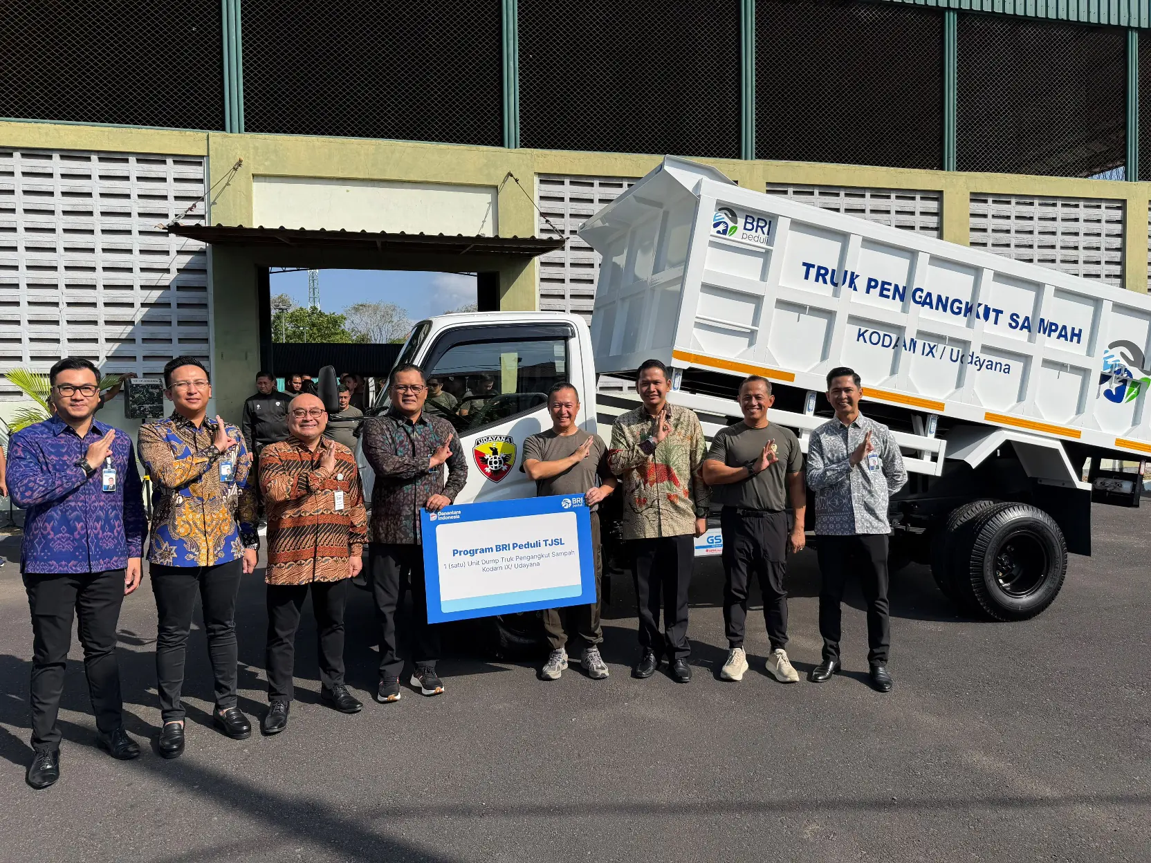 BRI Salurkan Bantuan Dump Truck ke Kodam IX/Udayana, Perkuat Pengelolaan Sampah di Bali