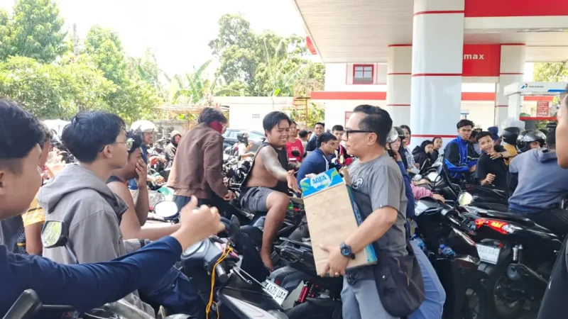 Peduli Antrean BBM, Bupati Sutjidra dan ASN Buleleng Bagikan Ratusan Dus Air Mineral di Beberapa SPBU