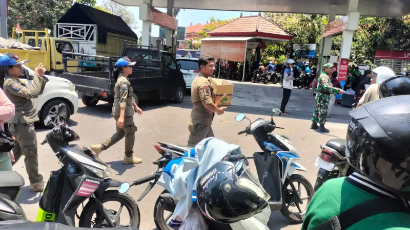 Di Tengah Antrean BBM, Pemkab Buleleng bersama Masyarakat Hadirkan Kepedulian Lewat Donasi Air Mineral