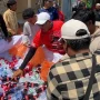 Peduli Pengendara yang Antre BBM, SMD Bagikan Ribuan Soft Drink
